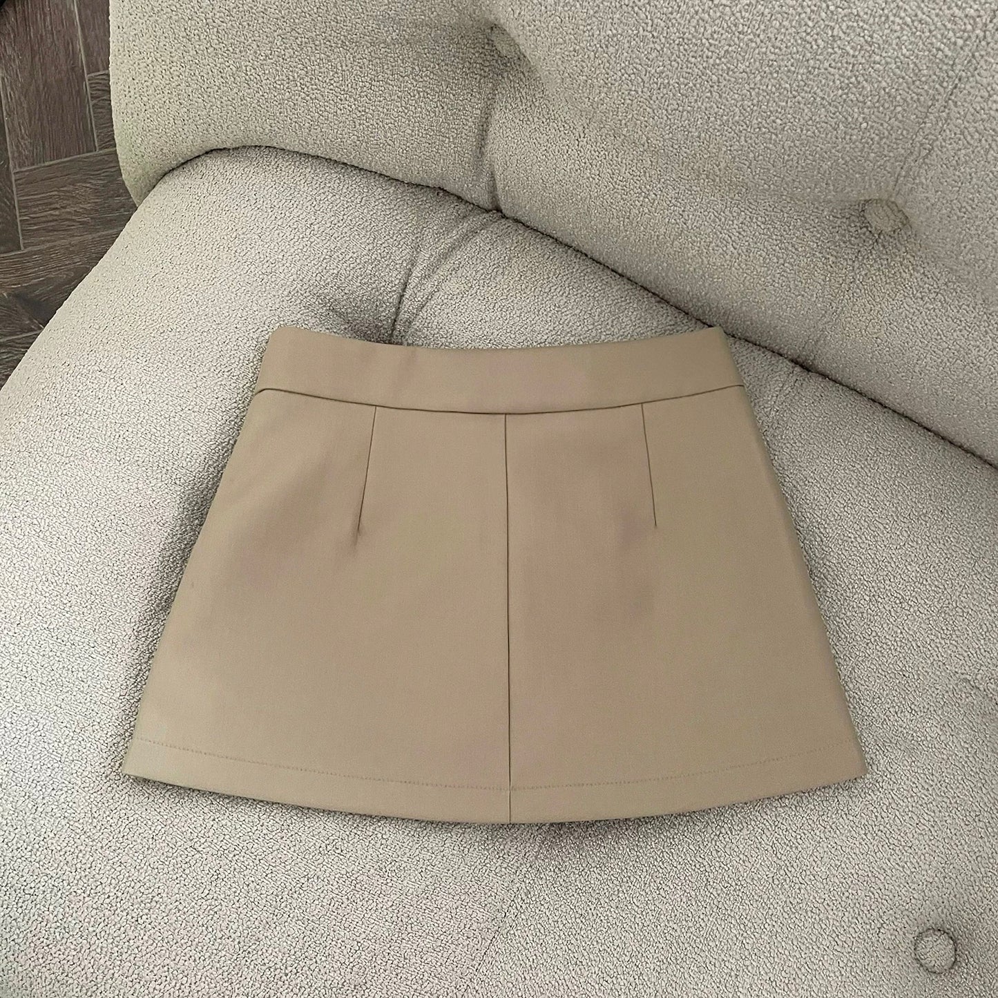 Khaki/black high-waisted A-line skort with a blazer-inspired look—snatched waist, long legs, total fall vibe. 🖤🤎