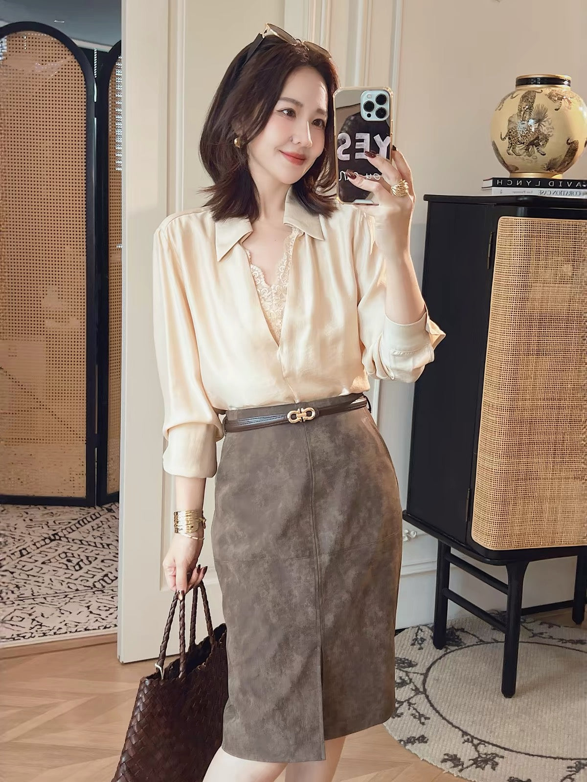 PINZIKO "Big Rabbit" – Women's Stylish Lace V-Neck Blouse: A Romantic, Versatile "Faux-Layered" Design That Flatters the Figure.