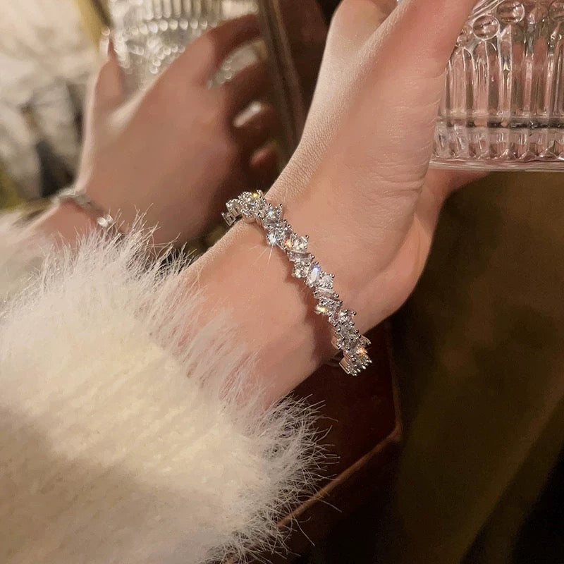 Gypsophila~Light luxury, sparkling and broken, irregular diamond-encrusted zircon high-end exquisite bracelet with open design.