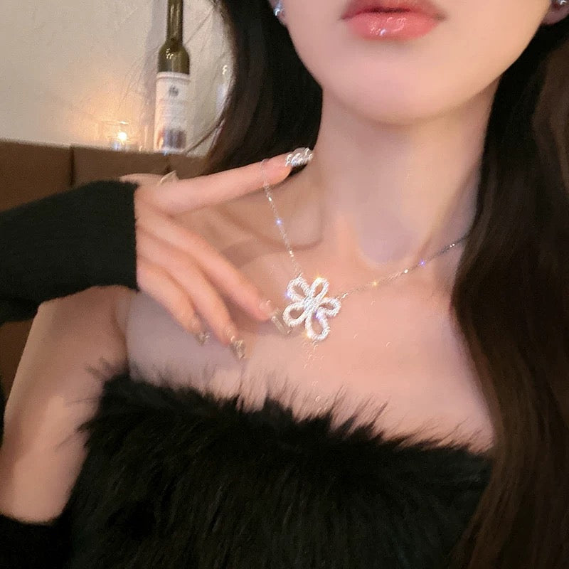Micro-encrusted zircon five-petal flower necklace, light luxury niche women's high-end design, 2023 new hot style clavicle chain trend