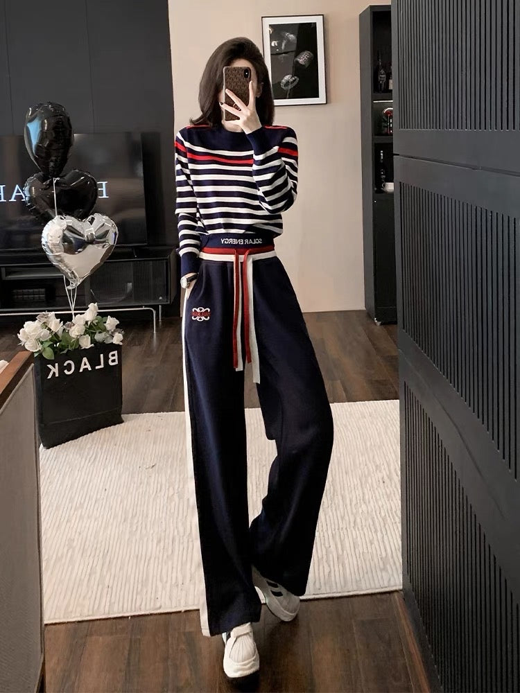 Trendy casual suit for women in autumn. This year's popular contrasting striped temperament round neck sweatshirt two-piece set is trendy.