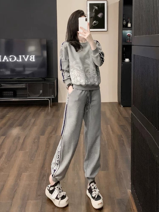 Internet celebrity popular sports and leisure suit for women in autumn and winter, slim and stylish fashionable street style high-end sweatshirt two-piece set