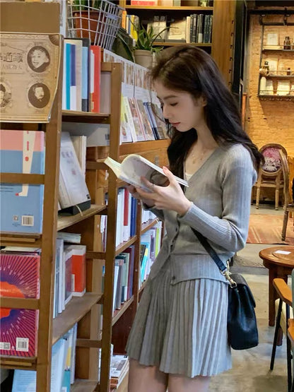 Gentle little fragrance suit gray long-sleeved knitted top women's autumn skirt pleated skirt short skirt two-piece set (D6666)