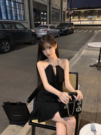 CHICYOU [Dark Night Tenderness] Black chain ruffle skirt, slimming backless halter neck dress