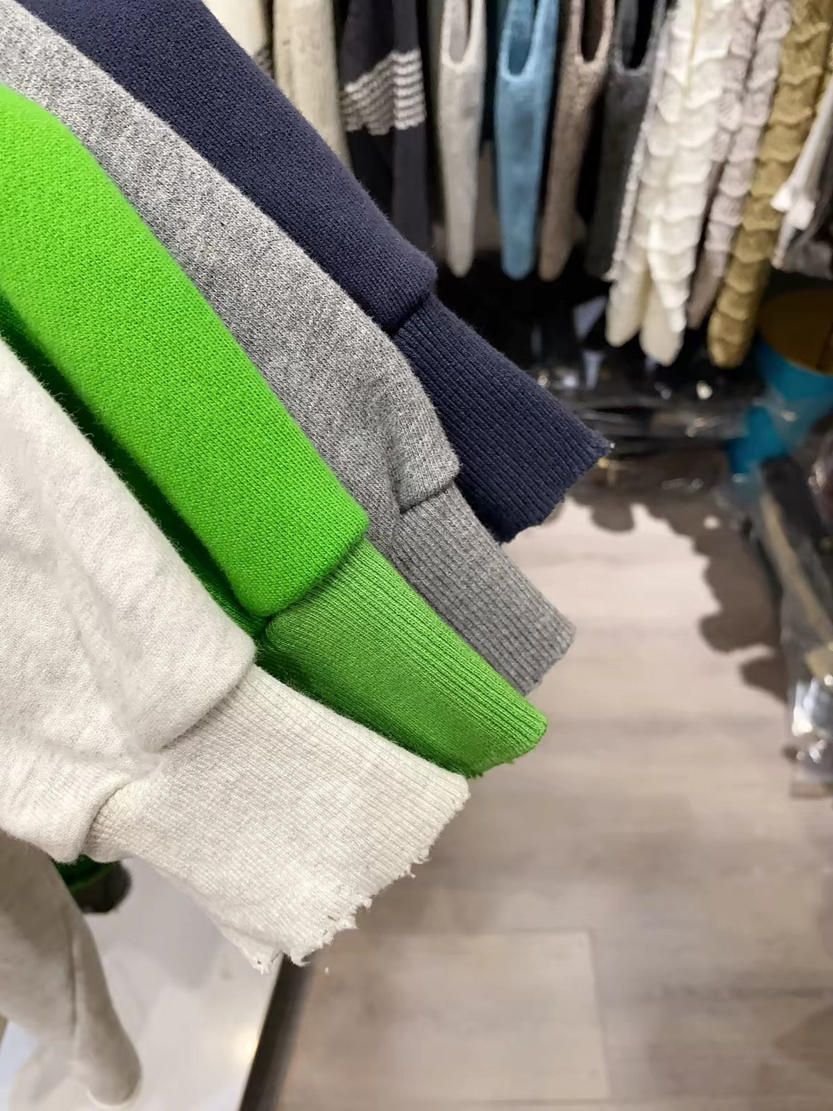 [Real-life shot from Xiao Ai's shop] American vintage-style loose-fit crewneck sweatshirt—relaxed, slimming, and featuring rolled-edge long sleeves.