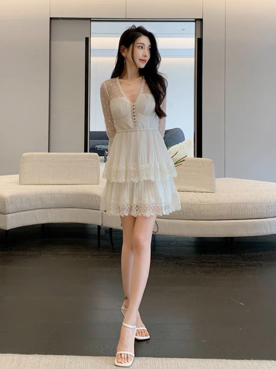 2023 new autumn beige accordion pleated chiffon spliced lace trumpet sleeve dress palace style V-neck dress (D162)
