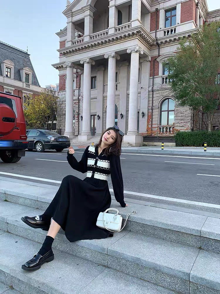 Zhang's temperament fashionable knitted dress women's European and American style retro long-sleeved little black dress V-neck slim long dress autumn