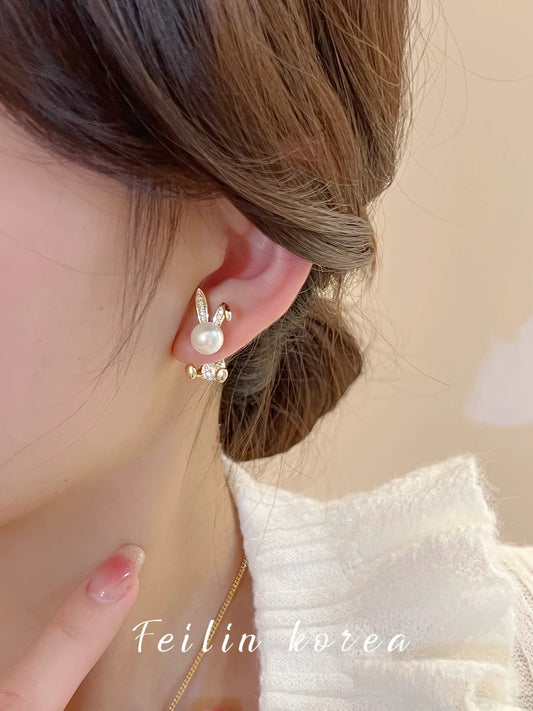Small animal biting ear earrings 2023 new style hot style pearl earrings for women design advanced rabbit earrings