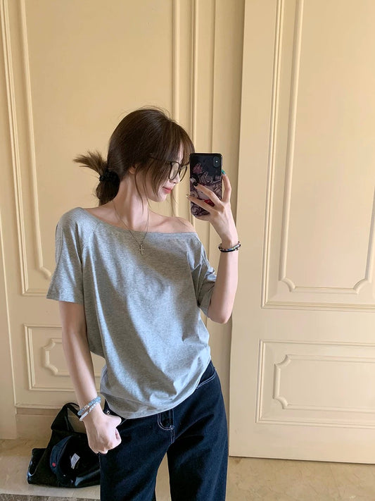 Small design off-shoulder gray short-sleeved T-shirt for women in summer, loose and casual, simple oblique shoulder black top