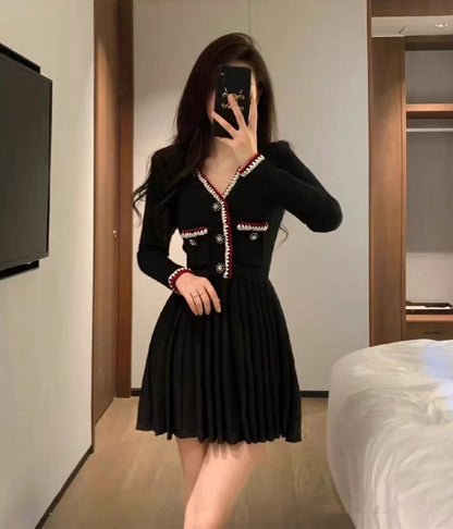 2023 Autumn French Retro Black V-neck Diamond Button Slim Fragrance Style Knitted Dress Slim Pleated Sweater Dress D9194