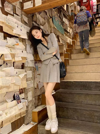Gentle little fragrance suit gray long-sleeved knitted top women's autumn skirt pleated skirt short skirt two-piece set (D6666)