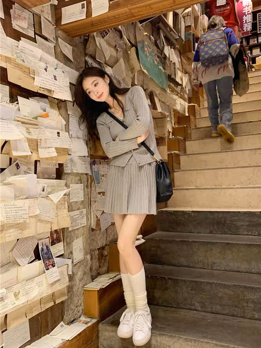 Gentle little fragrance suit gray long-sleeved knitted top women's autumn skirt pleated skirt short skirt two-piece set (D6666)
