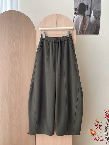 Japanese/Korean-style women's wide-leg sweatpants featuring a curved "scimitar" cut and balloon silhouette; designed for autumn/winter with a relaxed, laid-back vibe; versatile and casual, with a drawstring waist and adjustable cinched cuffs.