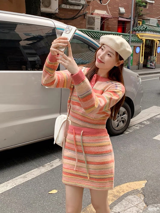 Yang Paopao's romance is quietly fermenting, colorful striped button sweater and short skirt suit 19