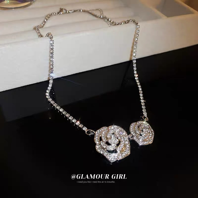 Light luxury diamond-encrusted flower necklace super fairy creative design collarbone chain necklace pendant girl heart new money jewelry