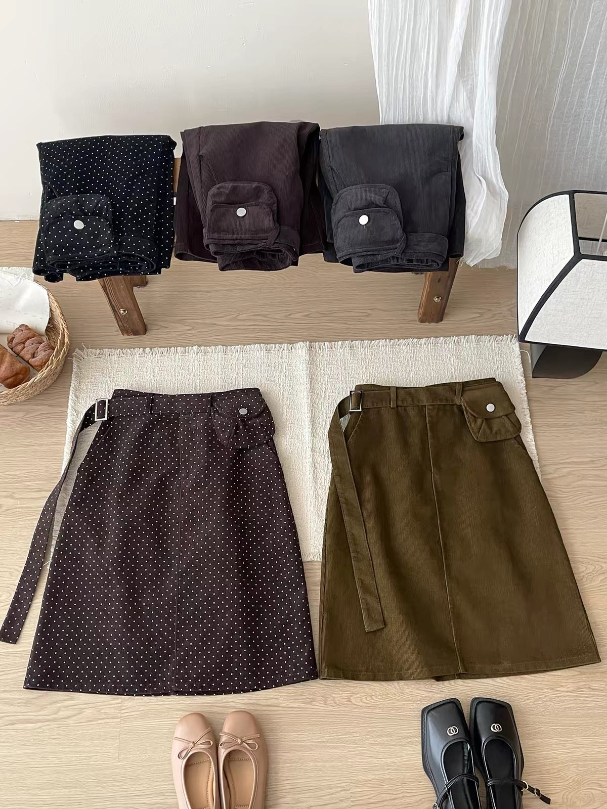 Japanese/Korean "Miu-style" retro polka-dot corduroy skirt (short-to-mid length) for women; versatile straight-cut A-line style featuring a waist bag—perfect for autumn and winter.