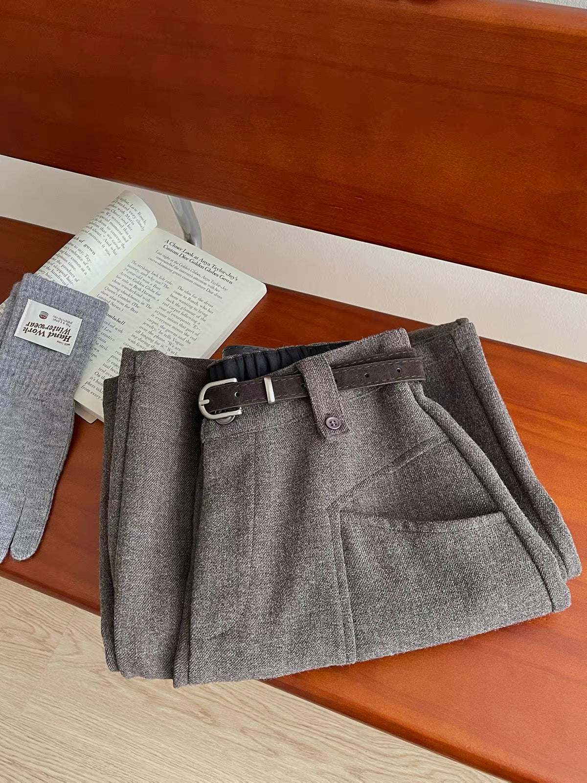 Women's Japanese/Korean-style retro "Old Money" aesthetic wool-blend wide-leg trousers—a chic, relaxed, and stylish straight-leg casual pant for autumn and winter.