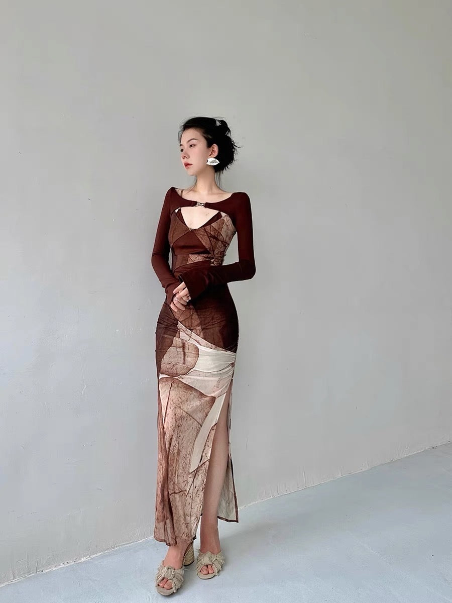 Le Disa Maillard wears a two-piece suit with brown temperament and double-layer mesh hollow elastic dress