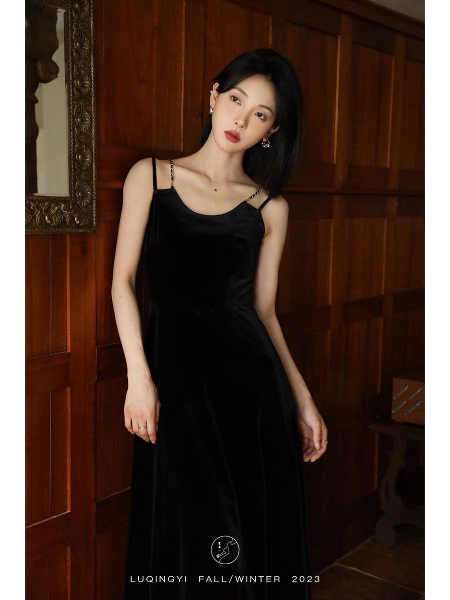 Lu Qingyi [Volume] French velvet dress women's summer black retro high-end drape suspender dress