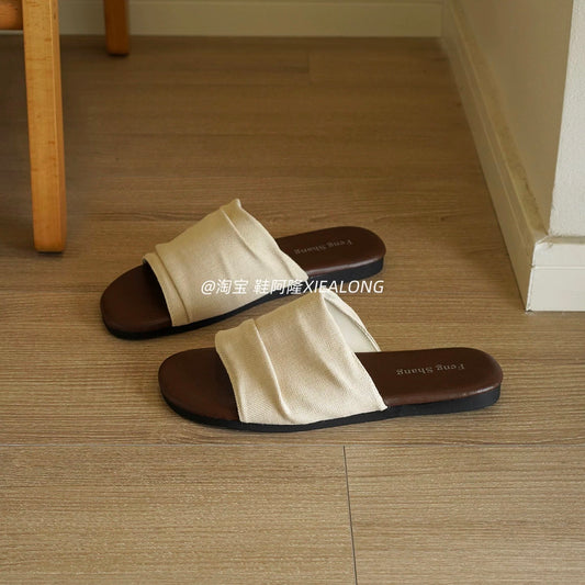 Women's French-style pleated vintage fabric flat slides—new for Summer 2026—suitable for casual outings, vacations, and the beach.