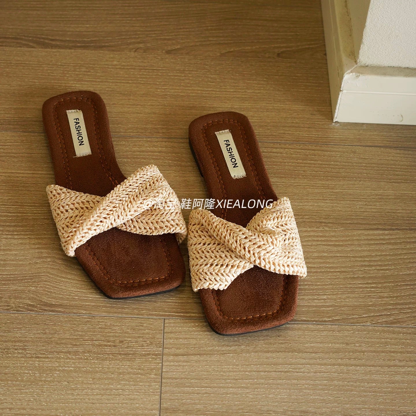 French-style woven crisscross flat slides for women – 2026 new summer square-toe sandals, perfect for vacation and the beach.