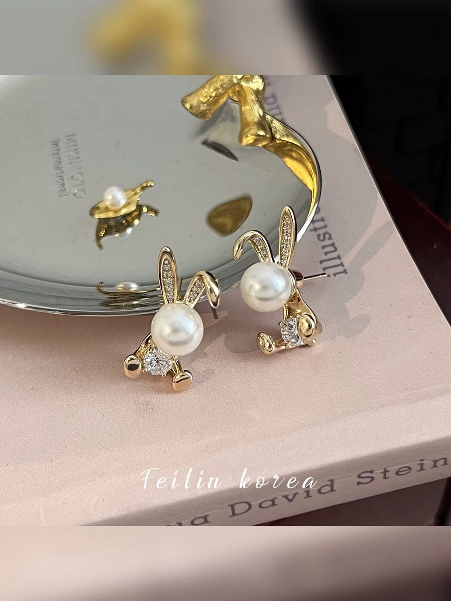 Small animal biting ear earrings 2023 new style hot style pearl earrings for women design advanced rabbit earrings