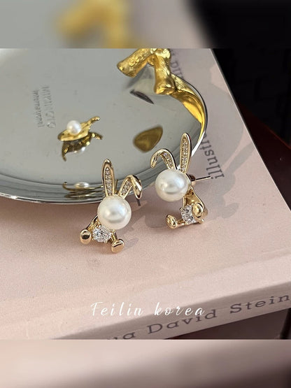 Small animal biting ear earrings 2023 new style hot style pearl earrings for women design advanced rabbit earrings