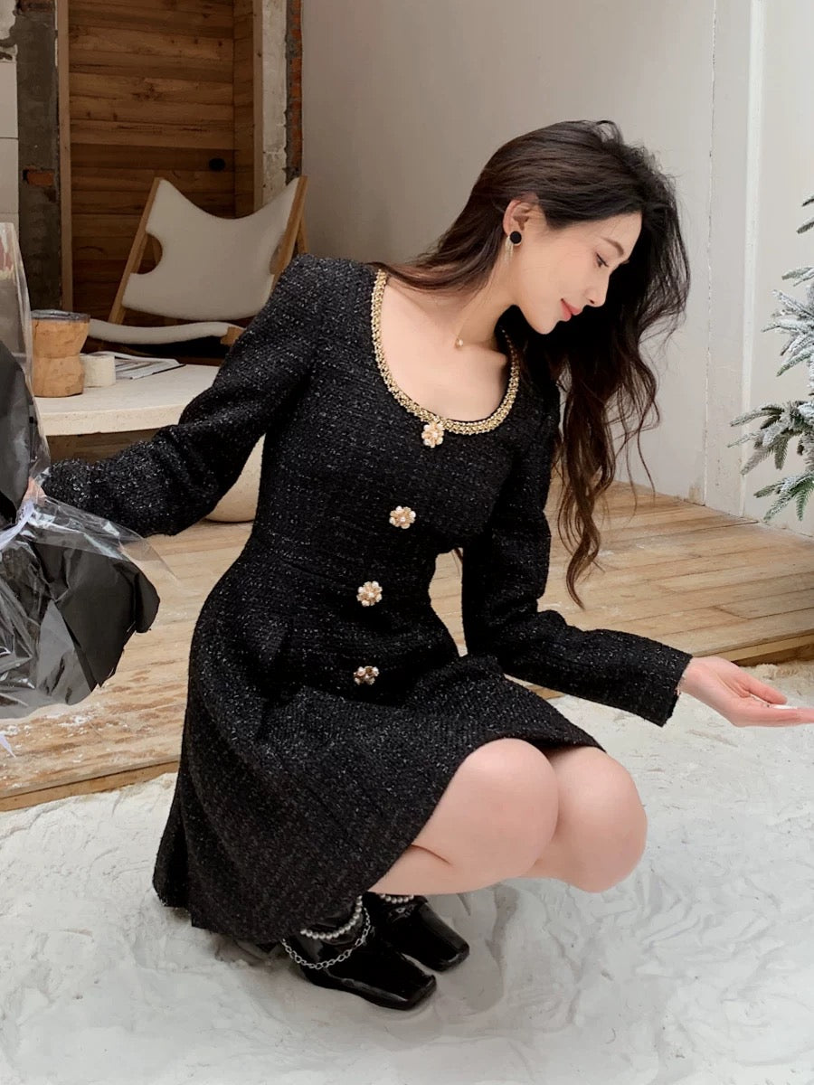 French Hepburn style high-end round neck long-sleeved black woolen dress with short skirt for women in autumn and winter