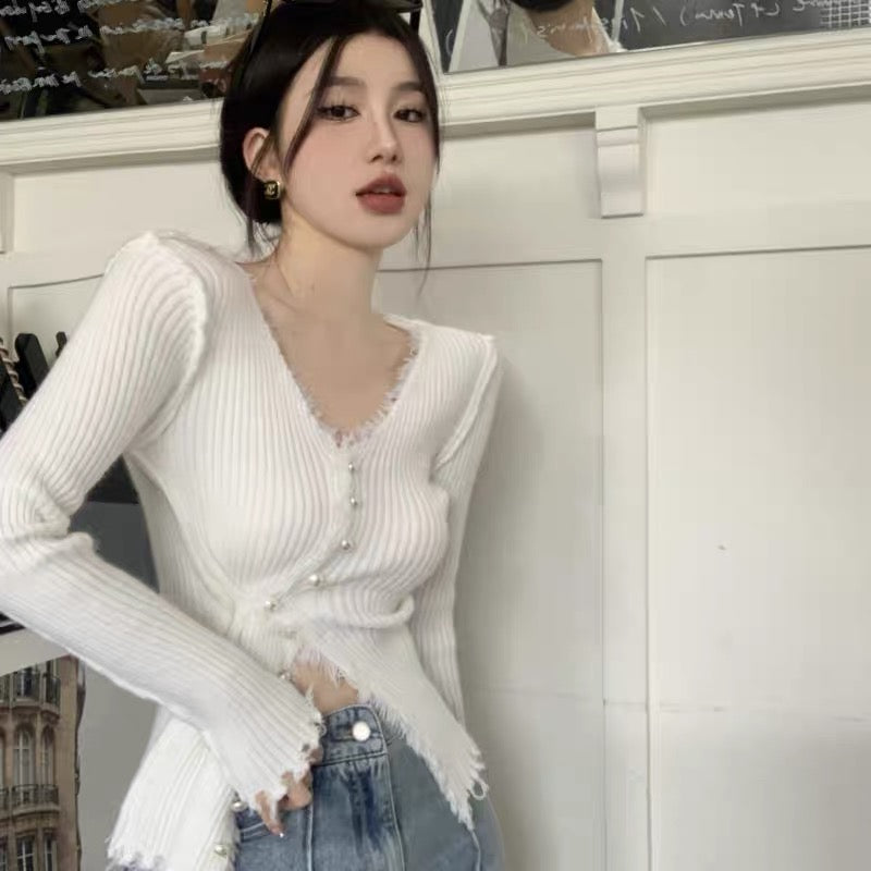 Pure desire design V-neck sweater for women in the spring season, sweet and hot girl inner layering shirt, short sweater, chic top