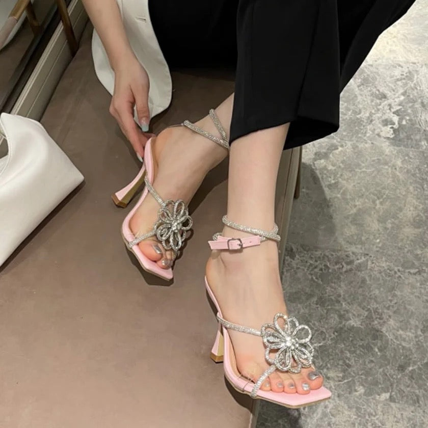 The upper feet are absolutely beautiful~ pink blingbling flower rhinestone high-heeled shoes one-word strappy transparent mid-heel sandals