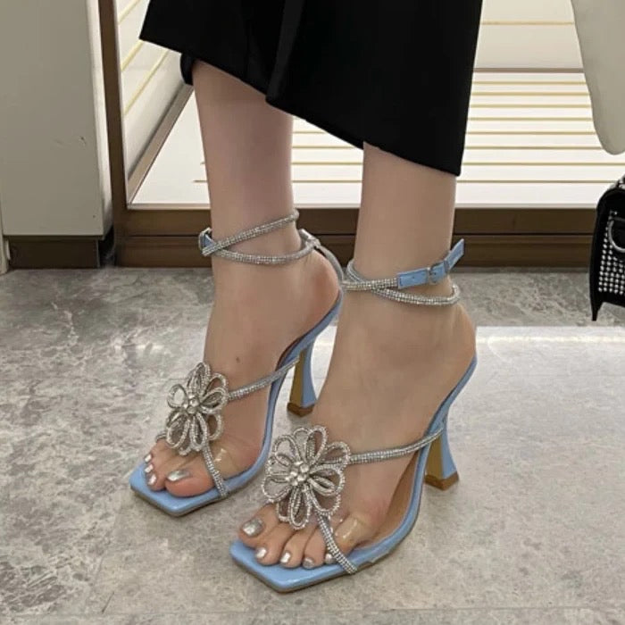 The upper feet are absolutely beautiful~ pink blingbling flower rhinestone high-heeled shoes one-word strappy transparent mid-heel sandals