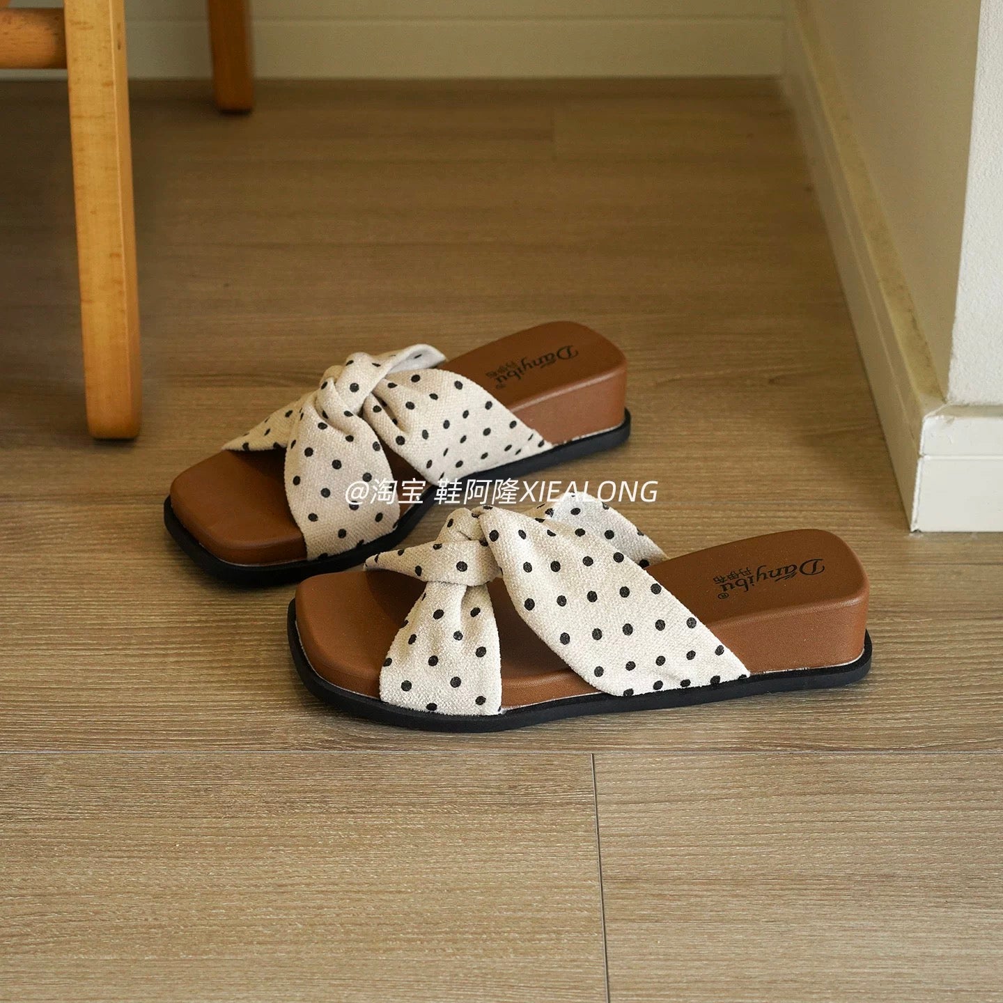French-style polka-dot crisscross strap slides for women—thick-soled, suitable for outdoor wear; new for Summer 2026—casual, vacation, and beach-ready.