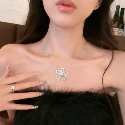 Micro-encrusted zircon five-petal flower necklace, light luxury niche women's high-end design, 2023 new hot style clavicle chain trend