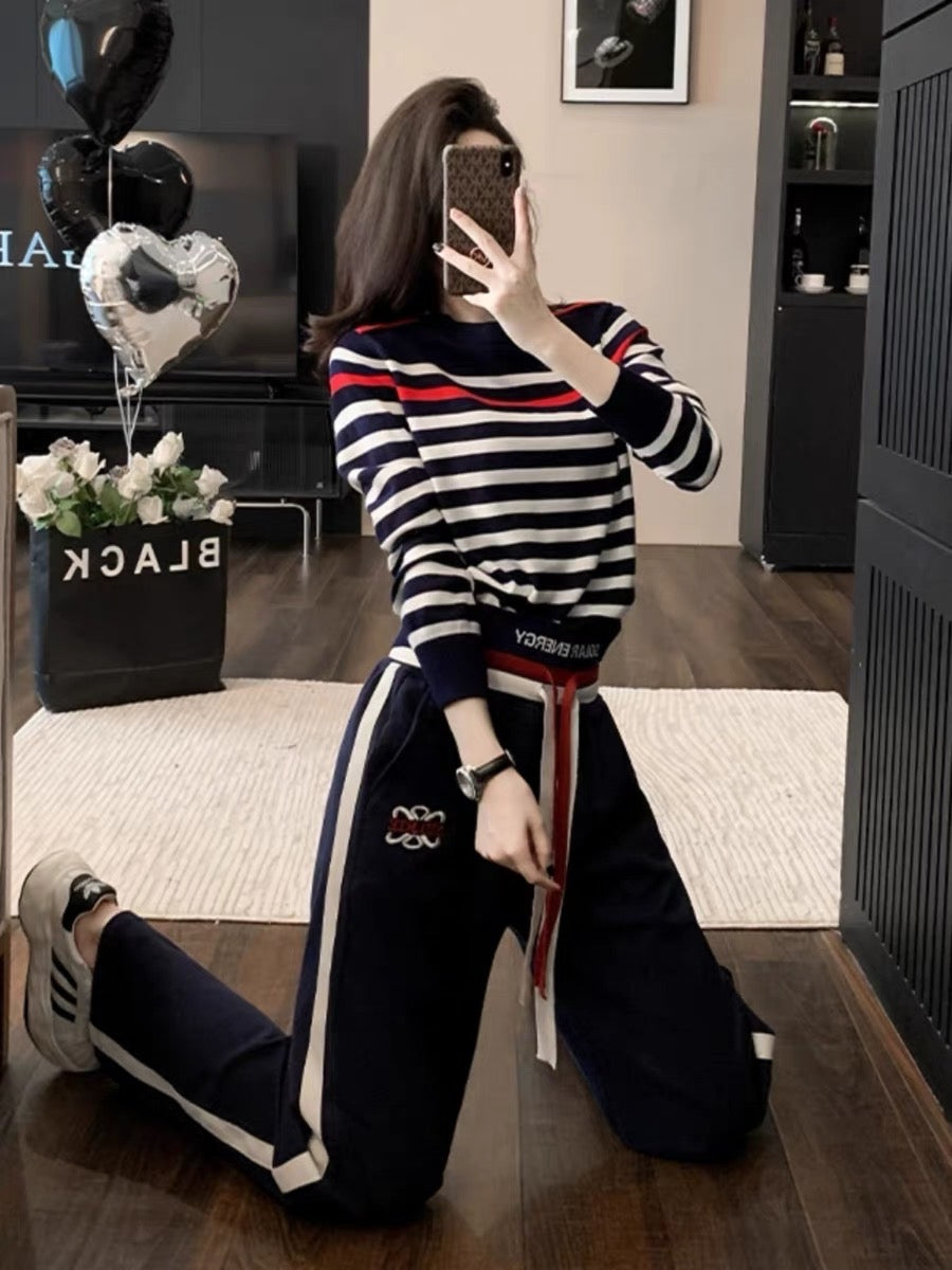 Trendy casual suit for women in autumn. This year's popular contrasting striped temperament round neck sweatshirt two-piece set is trendy.