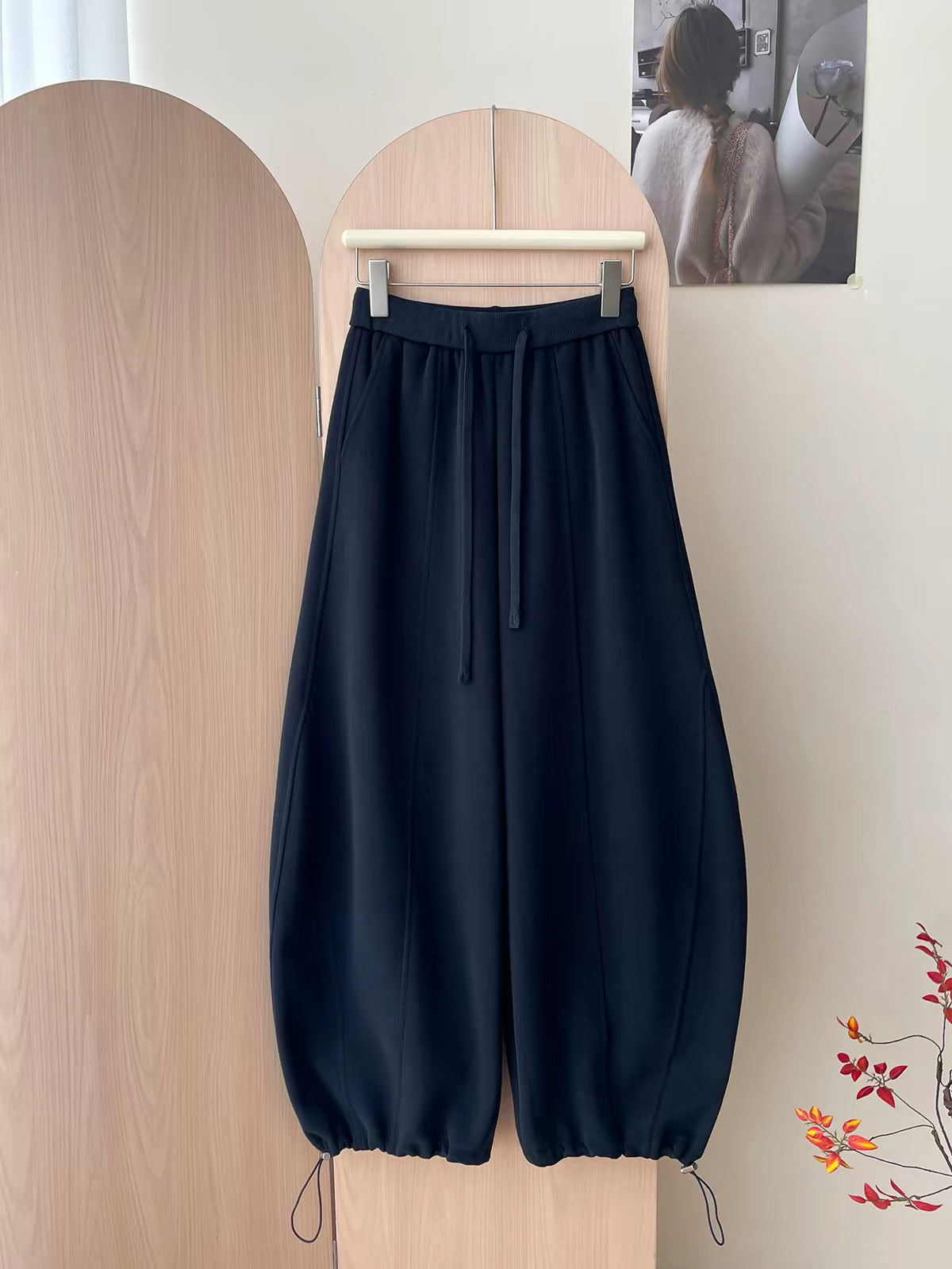 Japanese/Korean-style women's wide-leg sweatpants featuring a curved "scimitar" cut and balloon silhouette; designed for autumn/winter with a relaxed, laid-back vibe; versatile and casual, with a drawstring waist and adjustable cinched cuffs.
