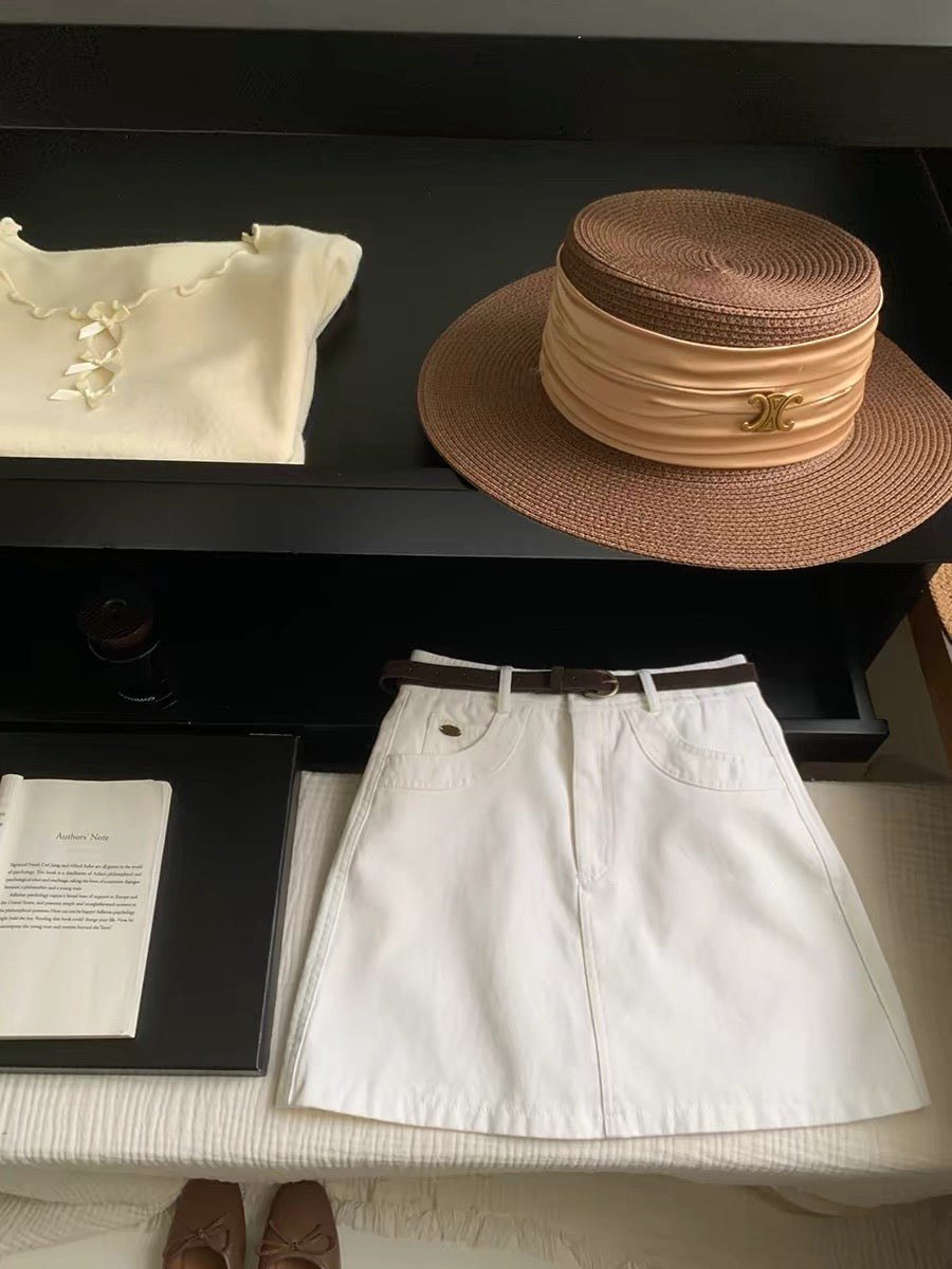 American-style vintage high-end washed denim A-line skirt in khaki; a trendy, form-fitting "hot girl" style skirt perfect for spring and summer.
