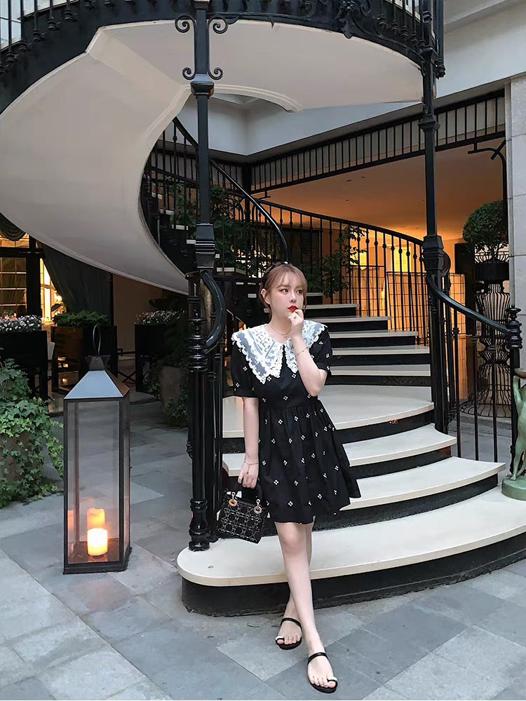 Temperament and French style puff sleeves V-neck floral dress women's summer mid-length Hepburn style waist-cinching little black dress