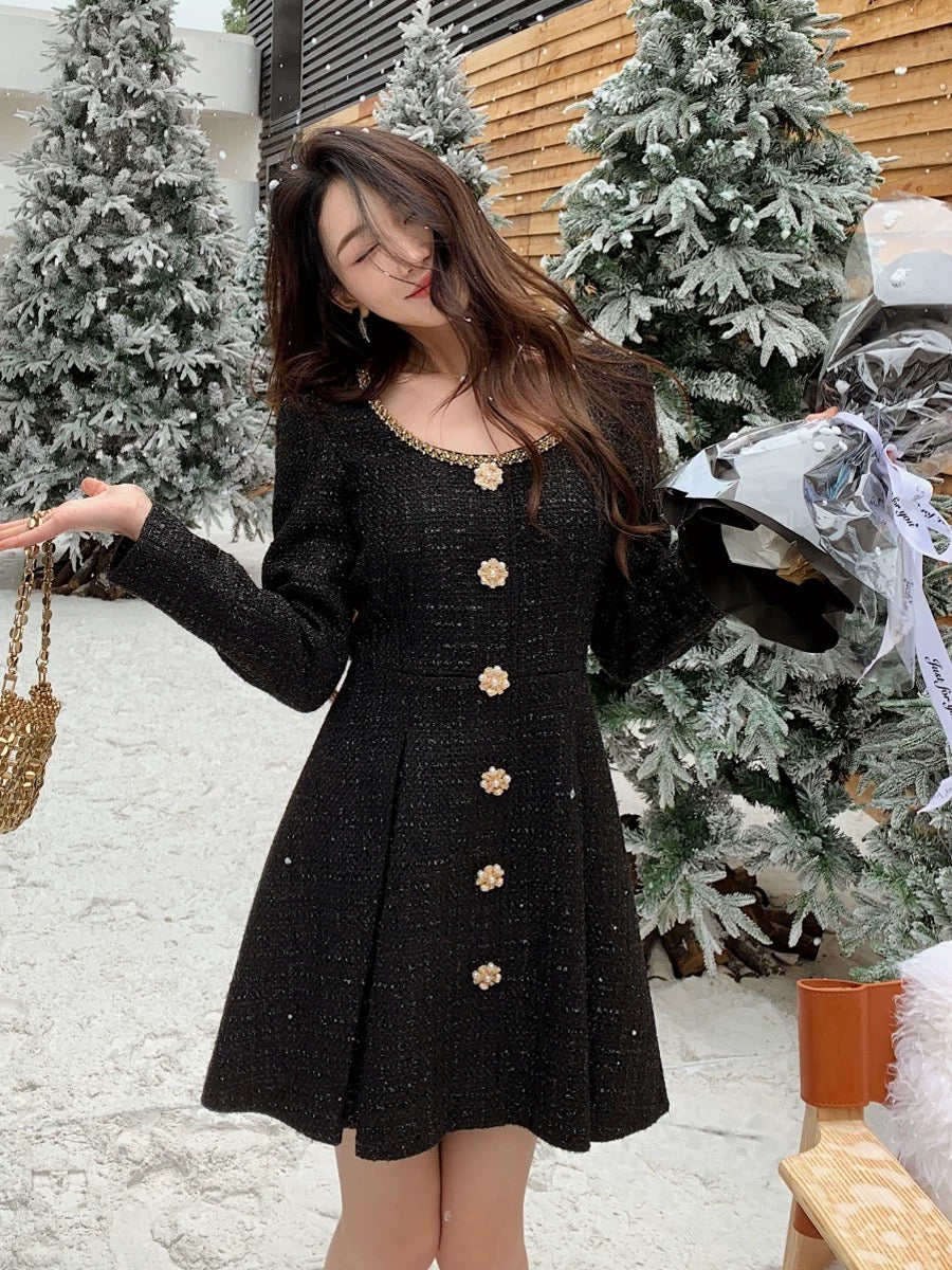 French Hepburn style high-end round neck long-sleeved black woolen dress with short skirt for women in autumn and winter