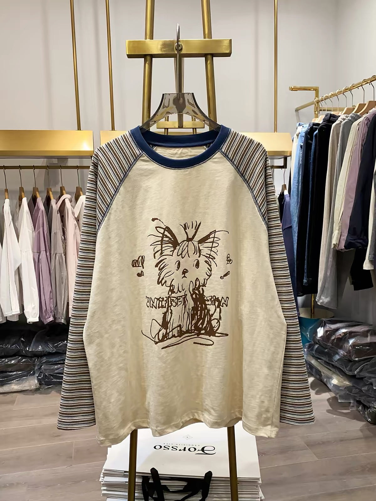 [Real-life shot from Xiao Ai's shop] "Messy-style puppy" graphic raglan-sleeve striped long-sleeve T-shirt – a stylish, youthful, and versatile top (Autumn 2026)