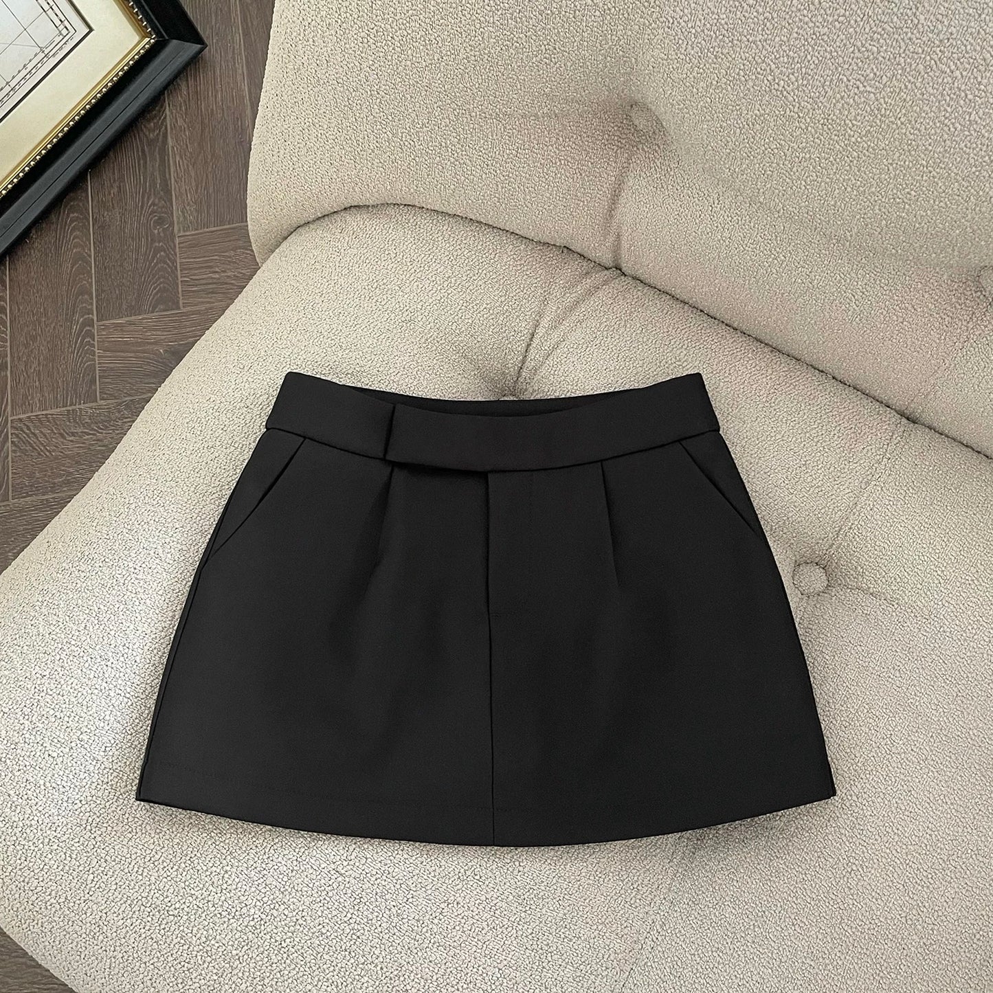 Khaki/black high-waisted A-line skort with a blazer-inspired look—snatched waist, long legs, total fall vibe. 🖤🤎