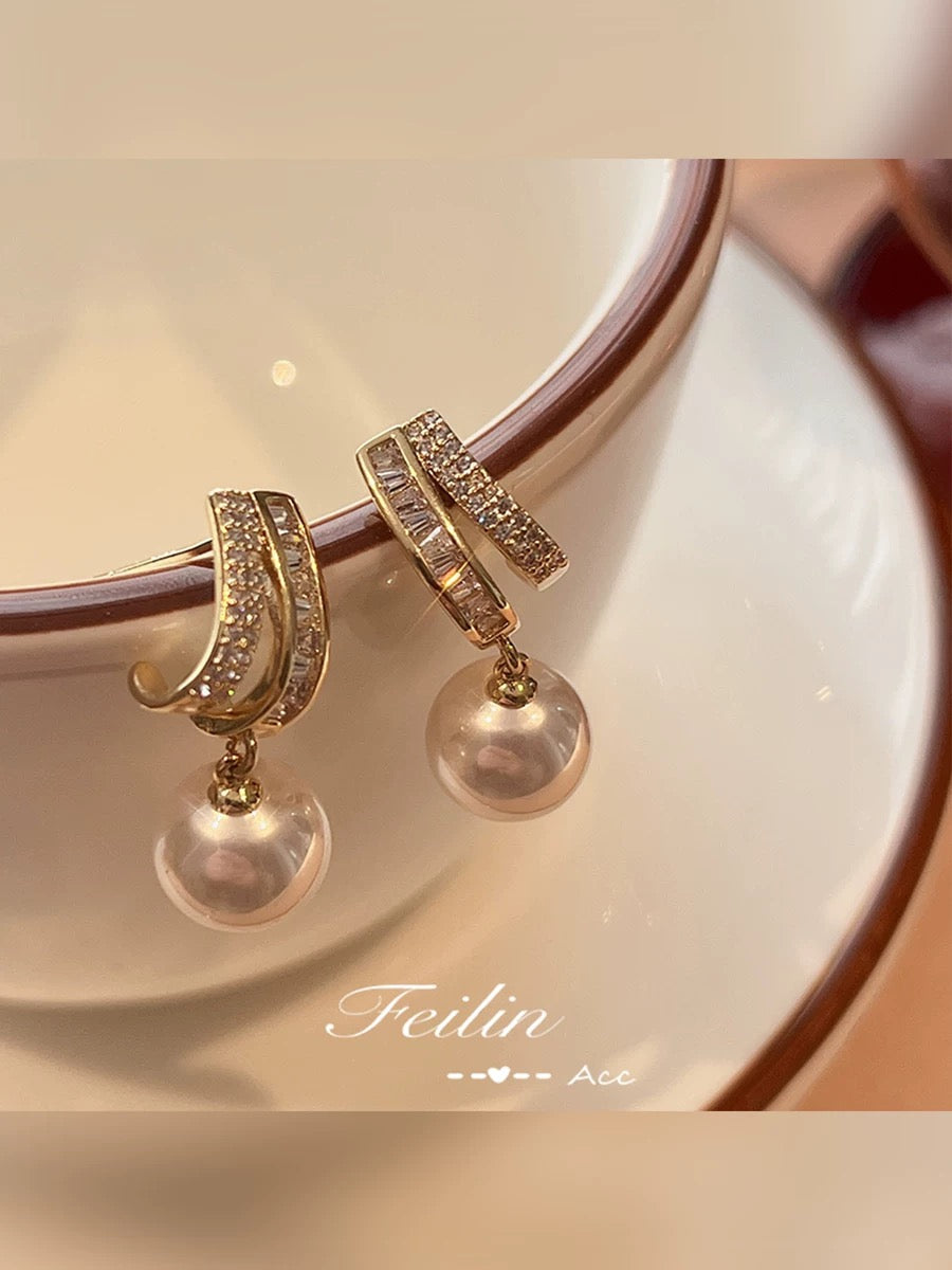 Pearl Earrings Women's Autumn and Winter Unique Earrings 2023 New Trendy Niche Design High-end Light Luxurious Temperament Earrings