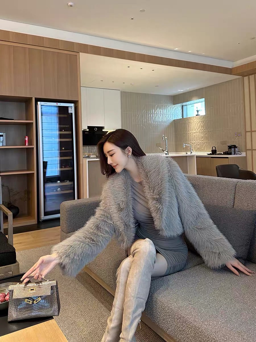 Shanxi said that the gray toka imitation fur top is feminine, ladylike, goddess style, high-end, long-sleeved and short coat. (B8897)