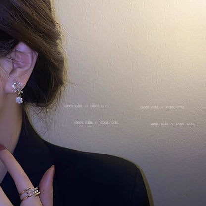 Pearl earrings, temperament and high-end, Korean internet celebrity earrings 2023 new trendy, fashionable, simple, compact earrings for women