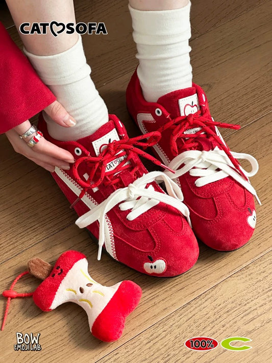Cat & Sofa “Emoji-Lab” Red Apple Sneakers 🍎👟 Retro racer style with a slim sole for a lightweight, flexible feel. Eye-catching red that elevates any outfit — sporty, trendy, and perfect for matching couple looks.