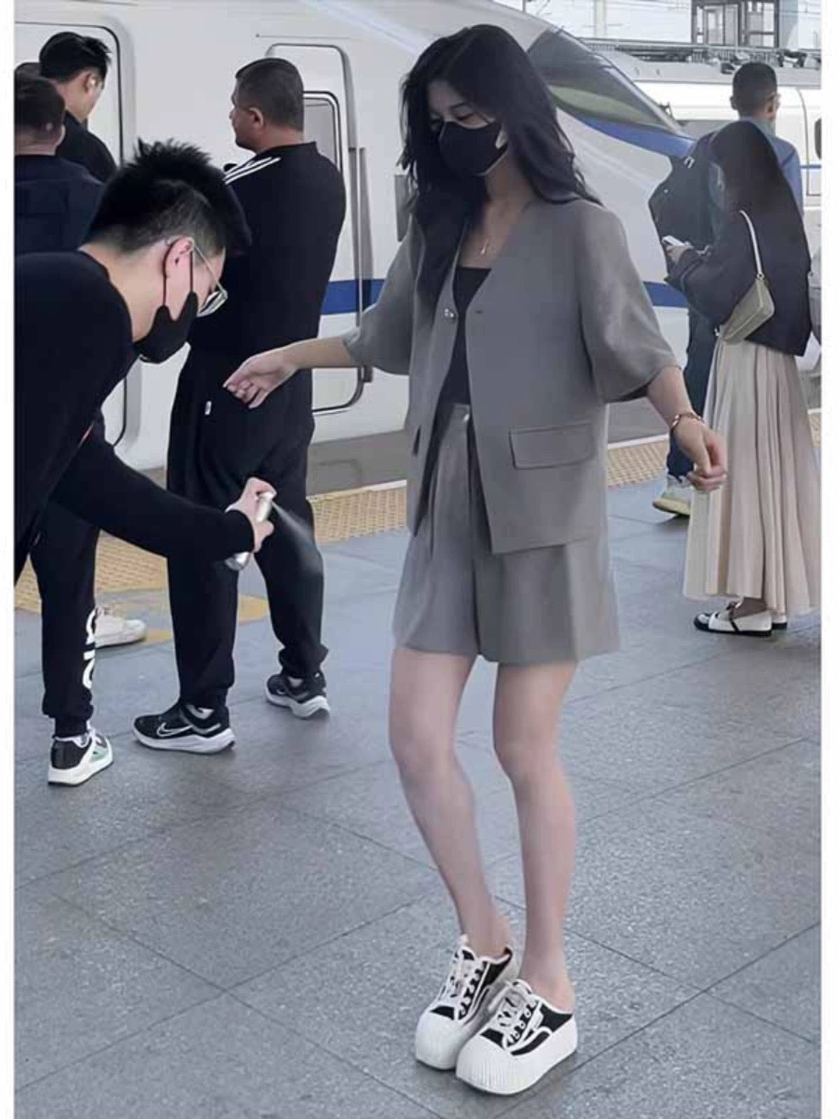 Internet celebrity 2023 popular summer clothes for little people, a complete set of high-end suits, vests, shorts, two-piece suits for women