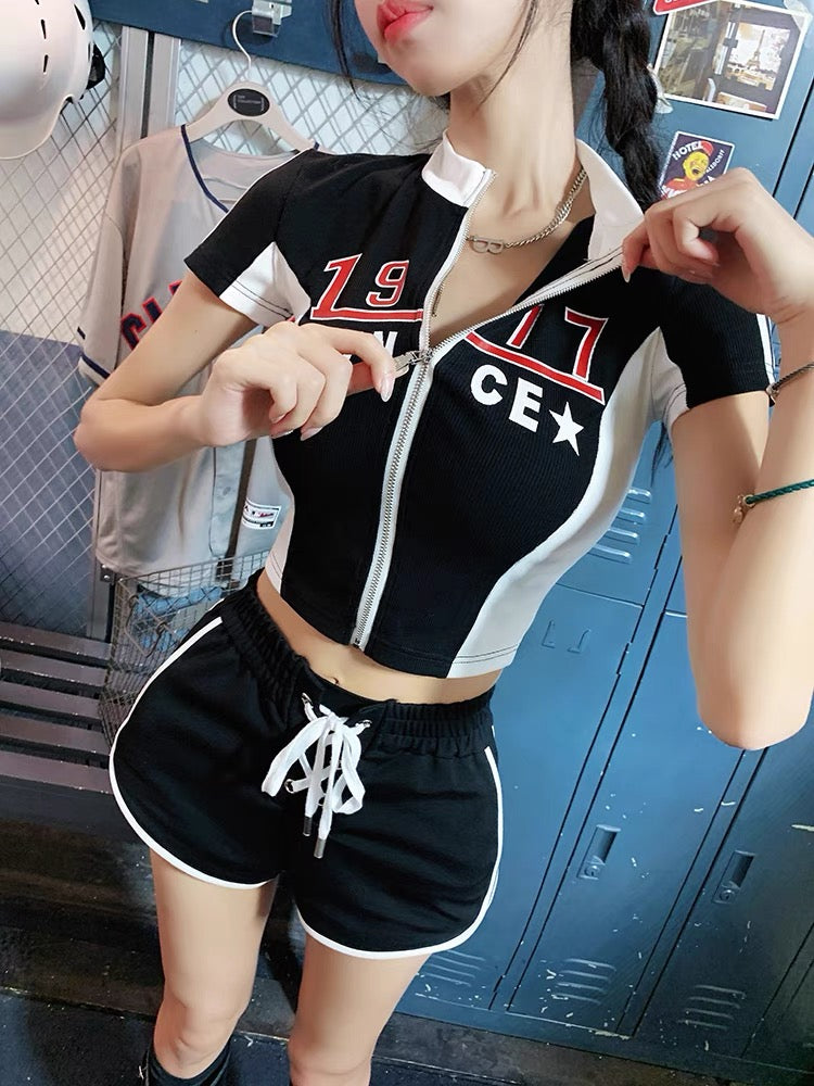 [Earth Store] Black and white stitching American letter print small stand collar slimming short-sleeved T-shirt tops for women summer (S0867)