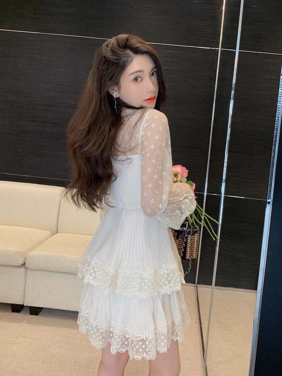 2023 new autumn beige accordion pleated chiffon spliced lace trumpet sleeve dress palace style V-neck dress (D162)