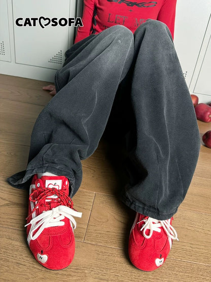 Cat & Sofa “Emoji-Lab” Red Apple Sneakers 🍎👟 Retro racer style with a slim sole for a lightweight, flexible feel. Eye-catching red that elevates any outfit — sporty, trendy, and perfect for matching couple looks.