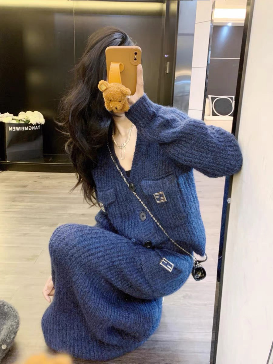 This year's popular and beautiful suit skirts for women are high-end and elegant. Knitted sweaters, hip-covering skirts, deep winter outfits, and a complete set (B5919)
