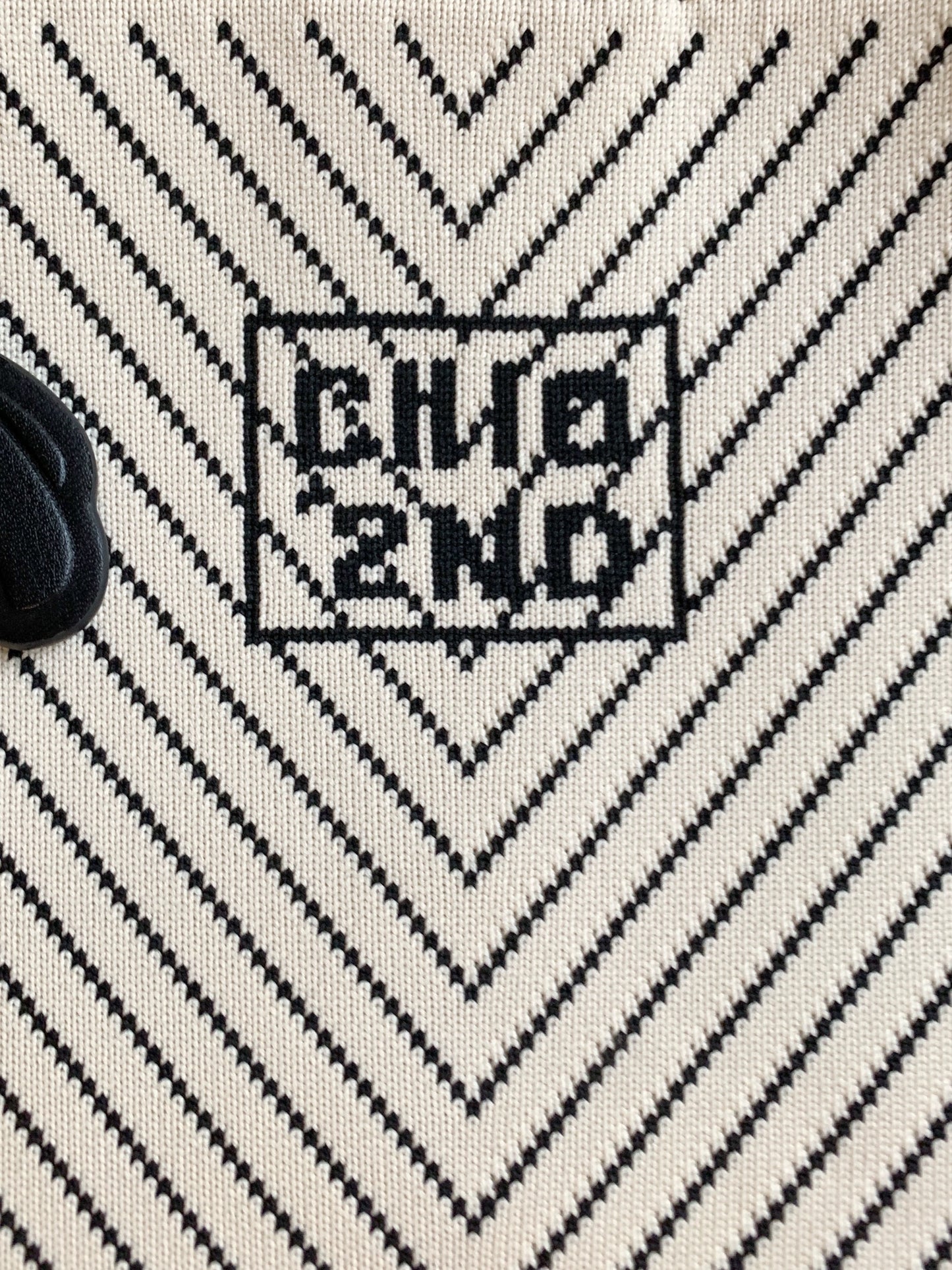 Nanfeng Chio2nd black and white impression tote bag female striped knitted bag commuting to work large bag handheld shoulder bag